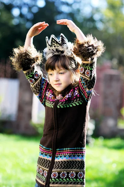 Ragazza alla moda bambino con mani sopra la testa — Foto Stock