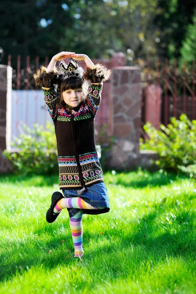Outdoors portrait of a child girl doing yoga — Stock Photo, Image