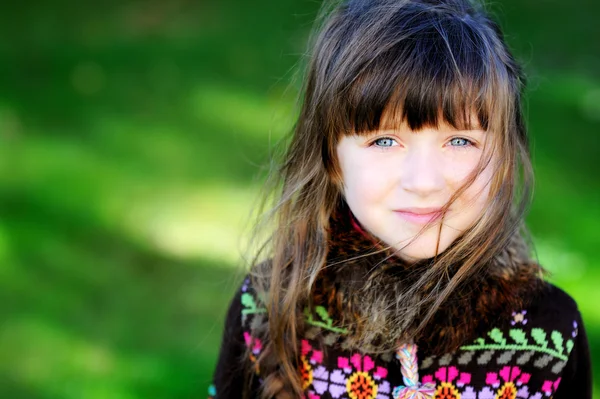 Herfst portret van vrij klein meisje — Stockfoto