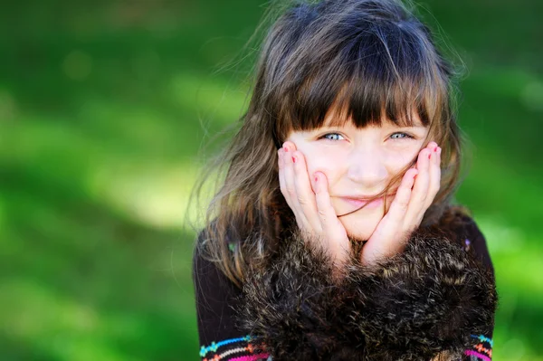 Höst porträtt av söt liten tjej — Stockfoto