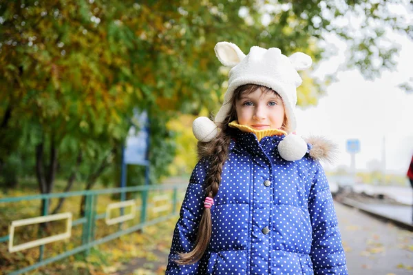 Portret van vrolijke kind meisje in witte hoed — Stockfoto