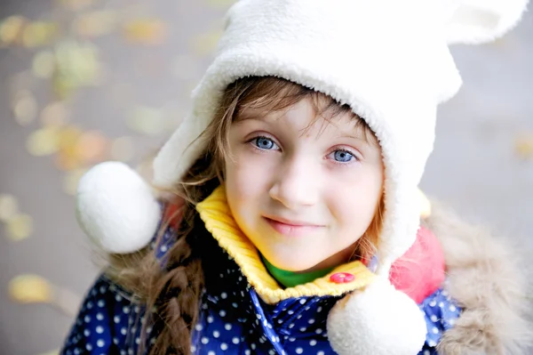 Porträtt av cheerfull barn flicka i vit hatt — Stockfoto
