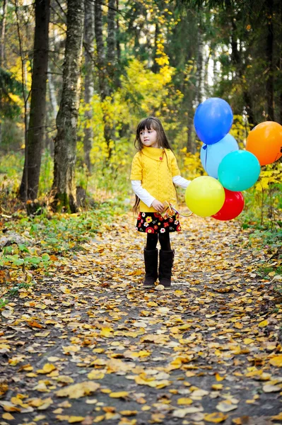 儿童女孩与气球在秋天的森林中 — 图库照片