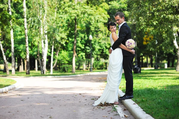 Bruid en bruidegom knuffelen elkaar voorzichtig — Stockfoto