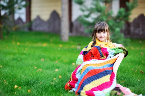 Портрет милой девочки, сидящей на улице — стоковое фото