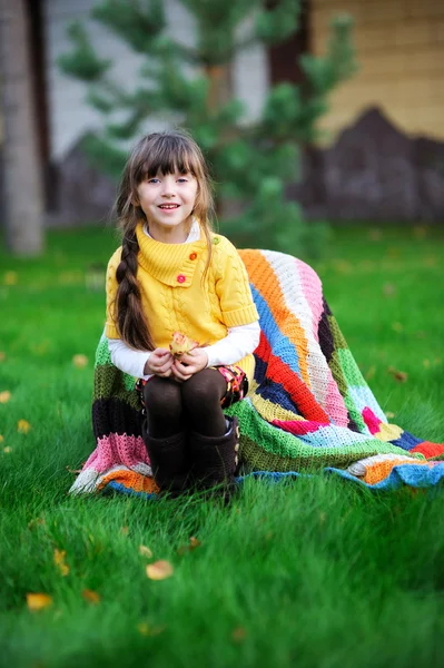 Retrato de menina morena sentada ao ar livre — Fotografia de Stock