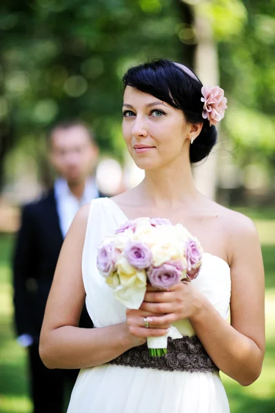 Beautiful bride posing outdoors on wedding day — Stock Photo, Image