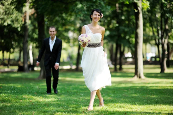 Vackra brud poserar utomhus på bröllopsdagen — Stockfoto