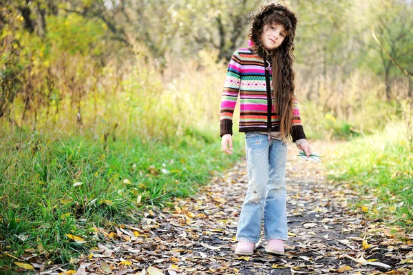 Funky criança posando ao ar livre em blusa colorida — Fotografia de Stock