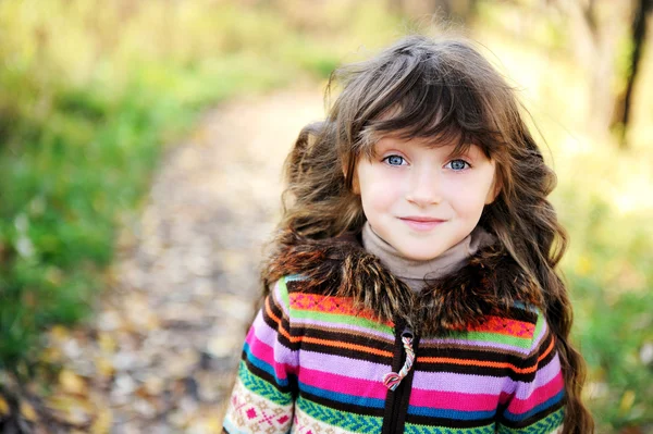 Porträt eines flippigen kleinen Mädchens — Stockfoto