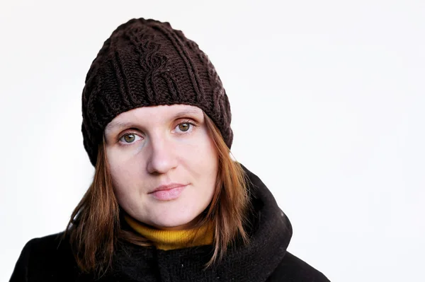 Bella donna bruna in cappello marrone lavorato a maglia — Foto Stock