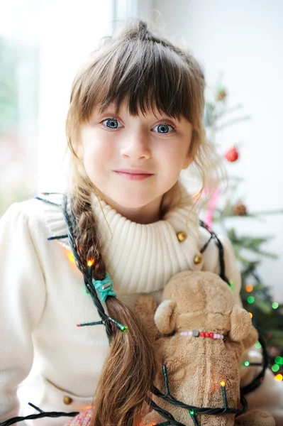 Słodkie dziecko dziewczynka czeka na Wigilię Bożego Narodzenia — Zdjęcie stockowe