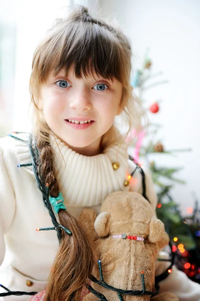 Słodkie dziecko dziewczynka czeka na Wigilię Bożego Narodzenia — Zdjęcie stockowe