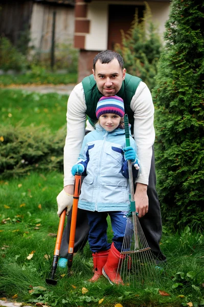 Baba ve kızı sonbahar bahçede çalışan — Stok fotoğraf