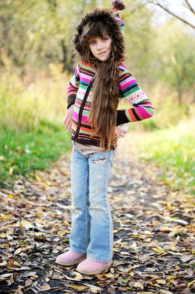 Funky kind poseren openlucht in kleurrijke blouse — Stockfoto