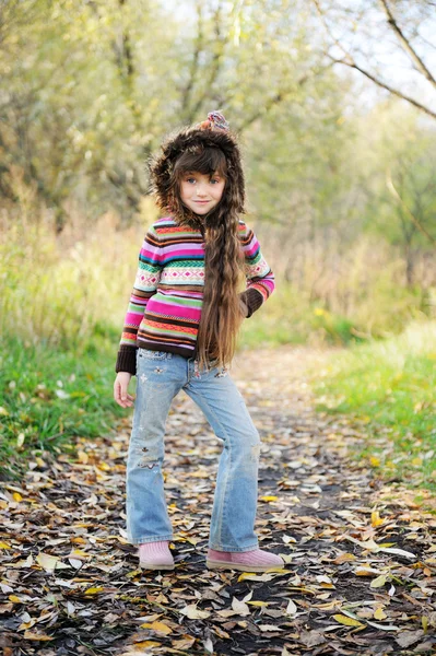 Flippiges Kind posiert draußen in bunter Bluse — Stockfoto
