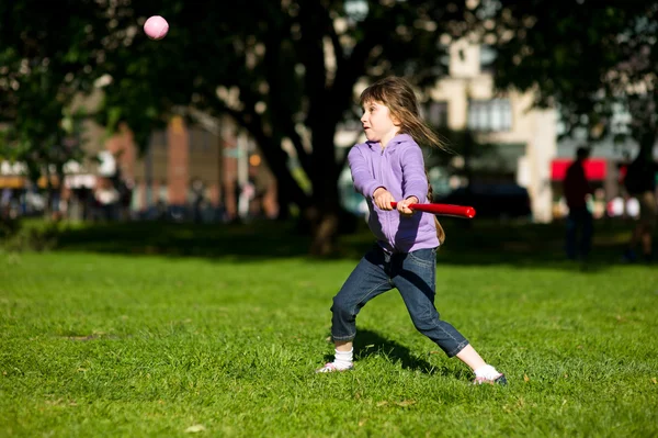 Ragazza che gioca a baseball nel parco — Foto Stock