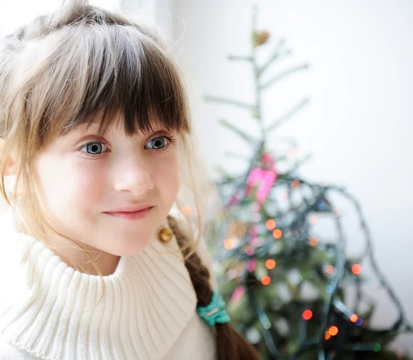 Schattig kind meisje wachten op kerstavond Stockfoto