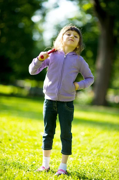 Kind meisje met honkbalknuppel in park — Stockfoto