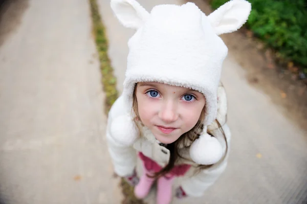 Açık havada sıcak şapkalı kız çocuk portresi — Stok fotoğraf