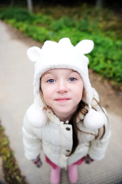Openlucht portret van een kind meisje in warme muts — Stockfoto