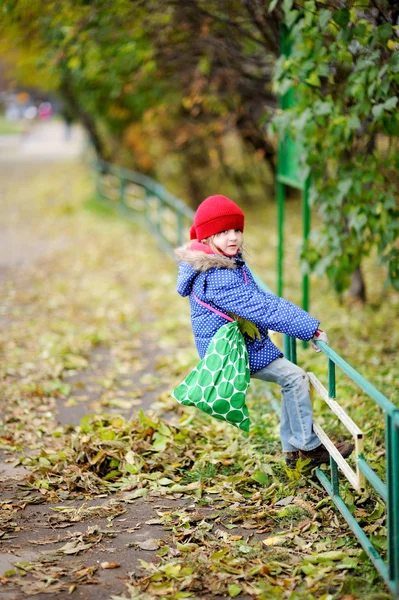 Funky menina criança na atmosfera de outono — Fotografia de Stock