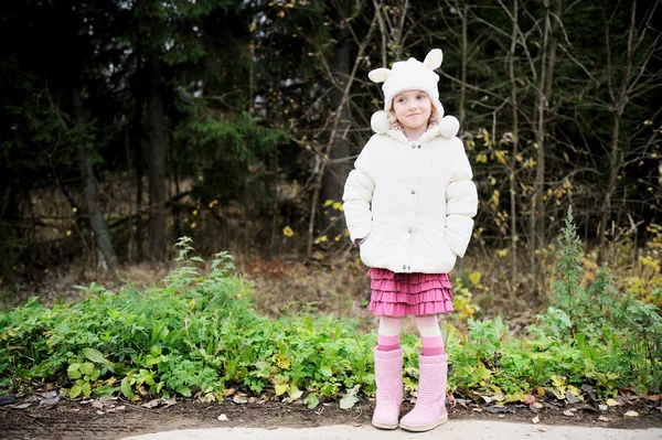 Ολόσωμο πορτρέτο ενός κοριτσιού του παιδιού σε ζεστό καπέλο — Φωτογραφία Αρχείου