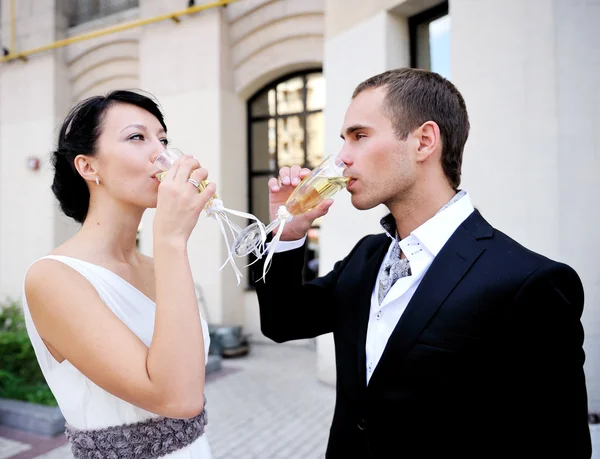 Gelin ve damat şampanya açık havada içki — Stok fotoğraf