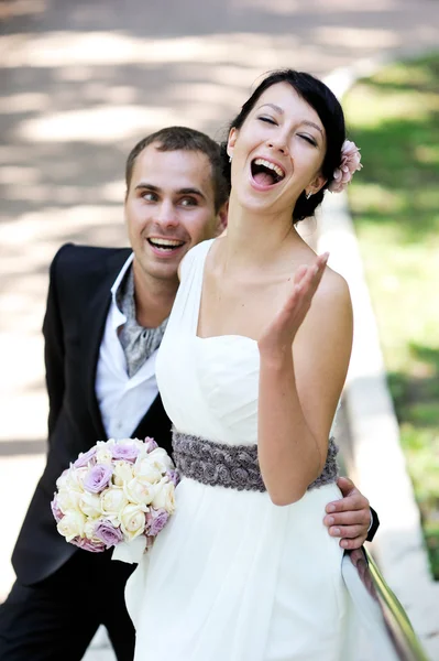 Lyckliga bruden och brudgummen njuta av sin bröllopsdag — Stockfoto