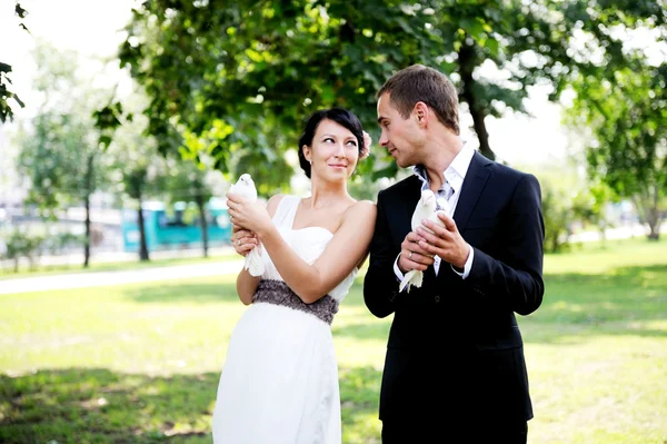 Bruden och brudgummen ser på varandra med kärlek — Stockfoto