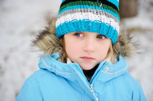 Meisje kind poseren buitenshuis in winter outfit — Stockfoto