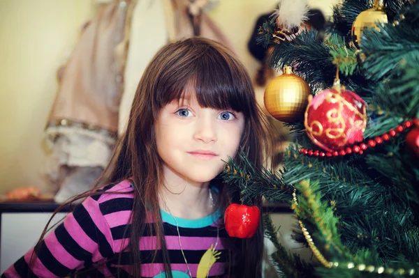 Karácsonyfa alatt kislány portréja — Stock Fotó