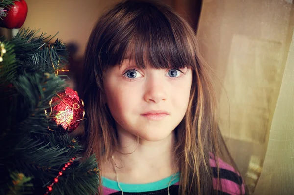 Retrato de menina sob a árvore de Natal — Fotografia de Stock