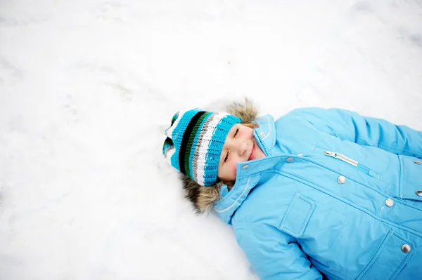 在雪地里玩得开心的小女孩 — 图库照片