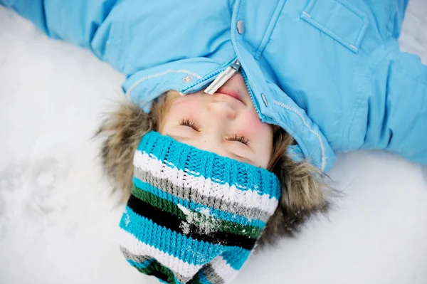 Liten flicka som har kul i snön — Stockfoto