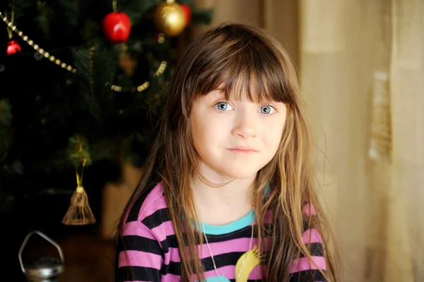 Portrét holčička pod vánoční stromečekクリスマス ツリーの下の小さな女の子の肖像画 — ストック写真