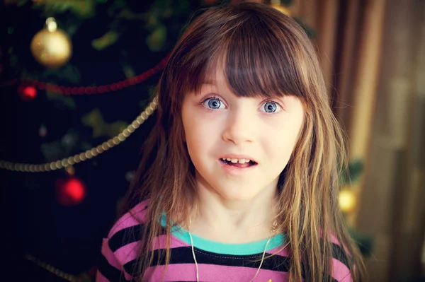 圣诞树下的小女孩的肖像 — 图库照片