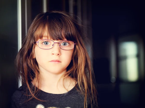 Portrét vážným malé holčičky v brýle — Stock fotografie