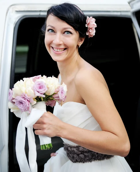 Schöne Braut posiert am Hochzeitstag im Freien lizenzfreie Stockfotos