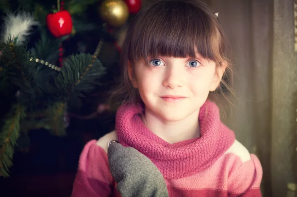Portret van weinig meisje voor kerstboom — Stockfoto