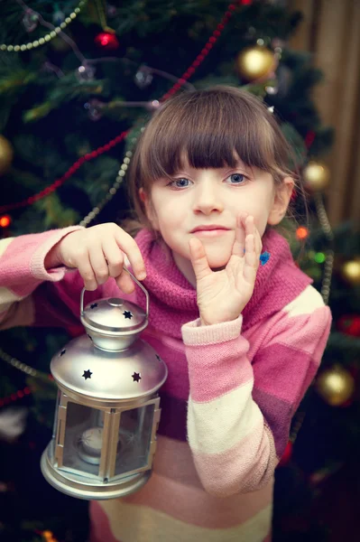 Karácsonyfa előtt kislány portréja — Stock Fotó