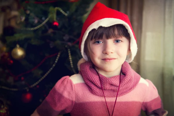 Portrét holčička před vánoční stromeček — Stock fotografie