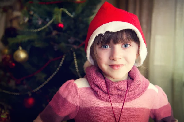 Karácsonyfa előtt kislány portréja — Stock Fotó