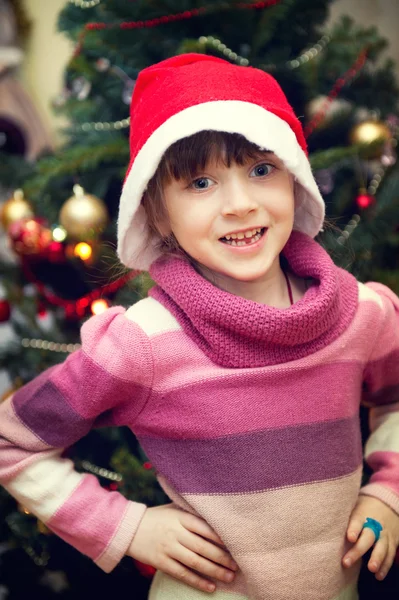 Retrato de menina na frente da árvore de Natal — Fotografia de Stock