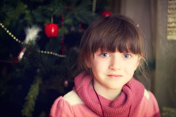 クリスマス ツリーの前の少女の肖像画 — ストック写真