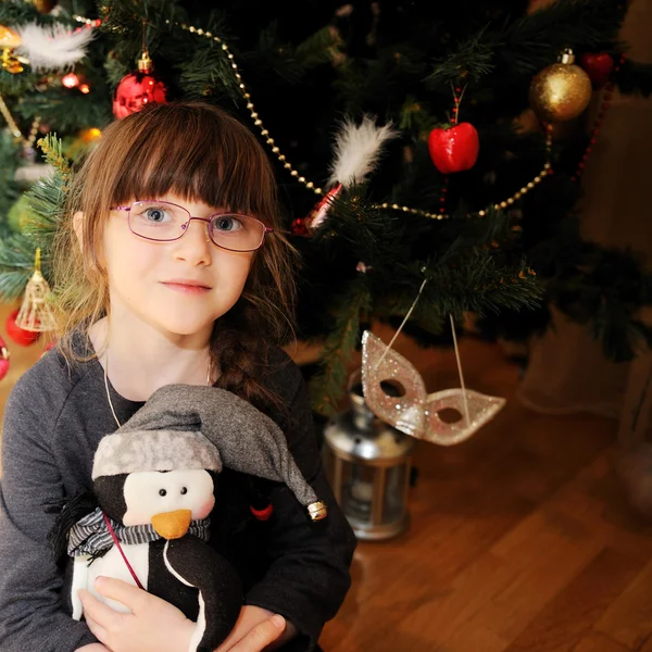 Πορτρέτο του κοριτσάκι κάτω από το χριστουγεννιάτικο δέντρο — Φωτογραφία Αρχείου