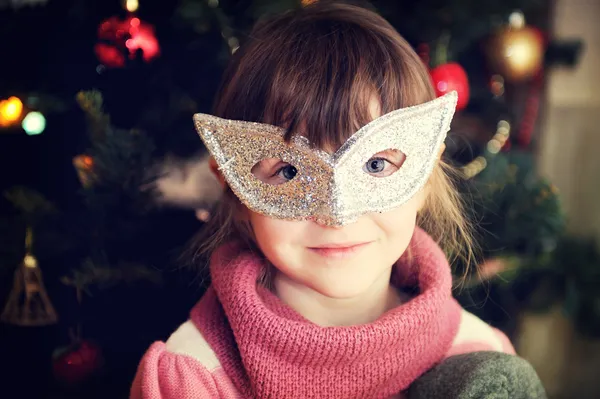 Porträtt av liten flicka i carnival mask — Stockfoto
