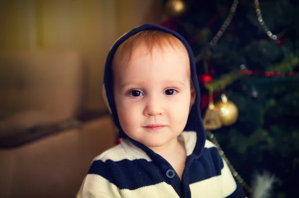 Portrait de bébé garçon devant l'arbre de Noël — Photo