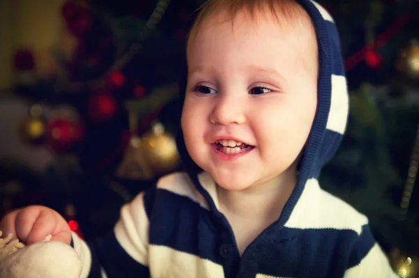 Karácsonyfa előtt kisfiú portréja — Stock Fotó