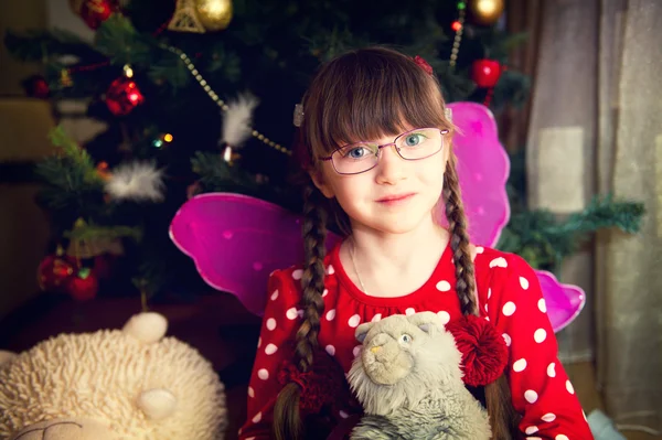 クリスマス ツリーの前の妖精の女の子の肖像画 — ストック写真